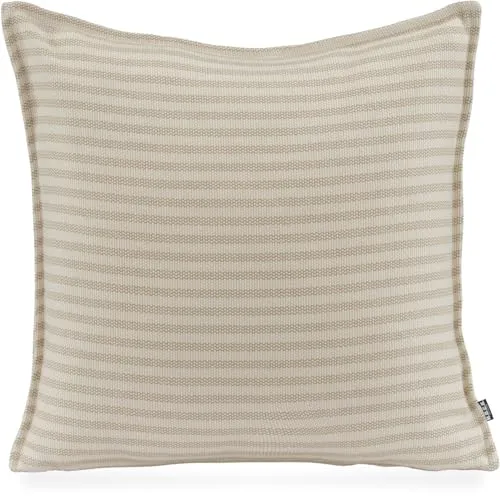 H.O.C.K. Dekokissen Nova – Stilvolles Outdoor-Accessoire - Das H.O.C.K. Dekokissen "Nova" in beige und taupe sorgt für eine einladende Atmosphäre. Mit schmutz- und wasserabweisendem Bezug aus 100% recyceltem Material ist es ideal für drinnen und draußen.