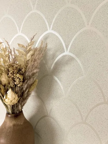 Newroom Vliestapete Beige - Moderne Fischschuppen Tapete mit Glamour-Effekt - Tapeten für Wohnzimmer, Schlafzimmer oder Küche. Die beige Vliestapete mit retro metallic Fischschuppen-Design bietet Glanz und Glitzer, ist wasser- und dampfbeständig sowie restlos trocken abziehbar.