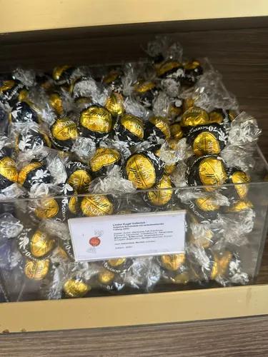 Lindt LINDOR Kugeln 70% Kakao Extra Dunkel | 136 g Beutel - Schokoladen-Geschenkideen mit ca. 10 zartschmelzenden Kugeln aus feinherber Edelbitter-Schokolade – perfekt für besondere Anlässe und zum Teilen.
