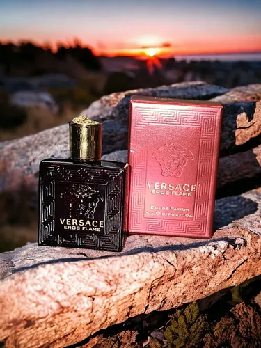 Versace Man Eau Fraîche Herren Miniatur Parfum - Eau de Toilette für Herren mit langanhaltendem Duft von Bergamotte und Sandelholz, ideal für unterwegs und Sammler. Inhalt: 5 ml.