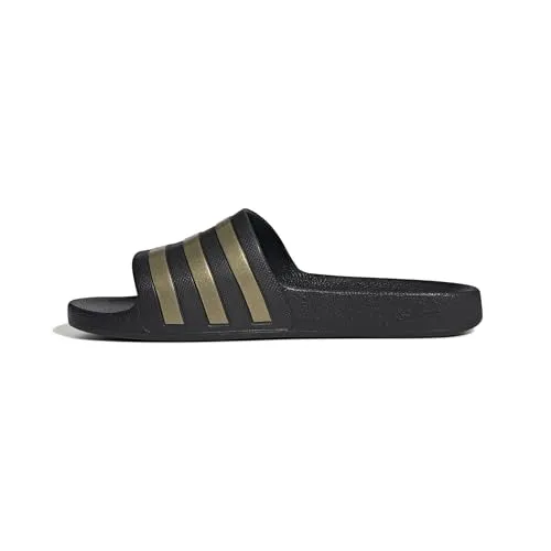 adidas Unisex Adilette Aqua Slides, Core Black / Gold Metallic / Core Black, 47 EU - Bequeme Slip-On-Sandalen mit weichem Cloudfoam Fußbett für angenehmen Tragekomfort. Ideal für entspannte Tage am Wasser oder zu Hause.