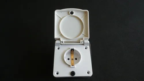 Multifunktions-Außensteckdose - weiß - 230/12 V SAT und Antenne - Steckdosen & Zubehör, vielseitige Nutzung für Elektro- und Sat-Technik im Außenbereich, ideal für Garten und Terrasse.