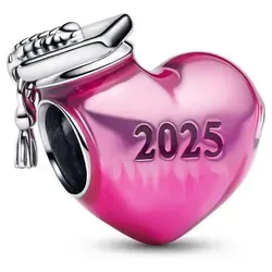 PANDORA Moments Abschluss-Herz-Charm 2025 - Bead Charms für Damen, feiere deinen Abschluss stilvoll mit dem handverarbeiteten Sterling Silber Charm, das mit einer verspielten Quaste und der Gravur „2025“ begeistert.
