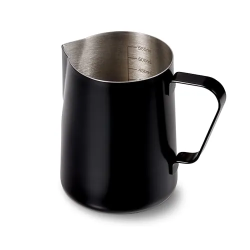 Tchibo Milchkännchen schwarz aus Edelstahl 18/10 - Elegantes Milchkännchen mit 600 ml Fassungsvermögen. Ideal zum Aufschäumen von Milch, mit präziser Ausgießnase für Latte Art. Spülmaschinengeeignet und aus hochwertigem Edelstahl für lange Haltbarkeit.