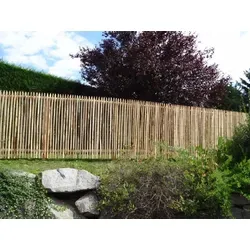 Premium Staketenzaun 175 cm Rolle 2,2 m - Gartenzäune aus echter Edelkastanie, langlebig mit einer Lebensdauer von 20-25 Jahren und optimalem Sichtschutz dank engem Lattenabstand von 2-3 cm.