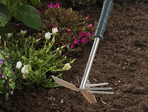 Maximex Gartenhacke Multi Gartenhelfer 7in1 - Gartenhacken: Der innovative 7in1 Multi-Gartenhelfer vereint Harken, jäten, schaufeln und mehr in einem! Ideal für einfache Pflege von Blumen- und Gemüsebeeten, auch für Balkonkästen geeignet.