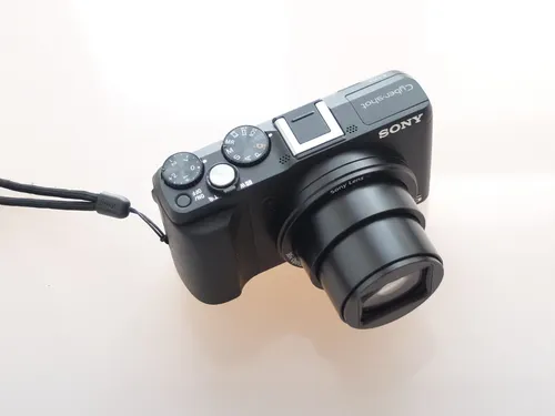Sony Cyber-shot DSC-HX60 Kompaktkamera - Digitalkamera mit 20,4 MP, 30x optischem und 120x digitalem Zoom, ideal für detailreiche Aufnahmen. Ausgestattet mit Wi-Fi und Bildstabilisator für perfekte Fotos.