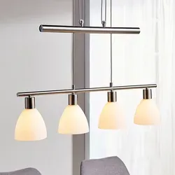 Lindby Simeon Pendelleuchte - Klassisches Design mit Verstellmechanismus - Lampen mit vier Glaslampenschirmen, ideal für Esstische und Wohnzimmer. Verstellbar bis 180 cm für flexibles Licht – perfekt für jeden Anlass.