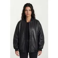 True Prodigy Bomberjacke Selina - Elegante Damenlederjacke mit dezentem Design. Ideal für lässige Looks und vielseitig kombinierbar für jeden Anlass.