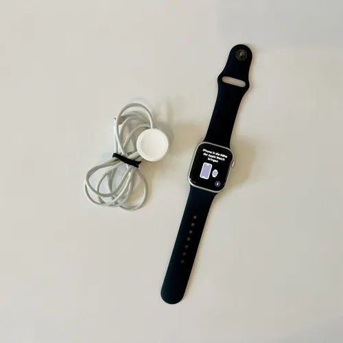 Apple Watch Series 7 41mm Polarstern mit Sportarmband in Dunkelblau - Smartwatch mit Fitness Tracker, GPS und 4G-fähig. Ideal für Sportbegeisterte und Wassersportler, kabelloses Laden und kompatibel mit iOS.
