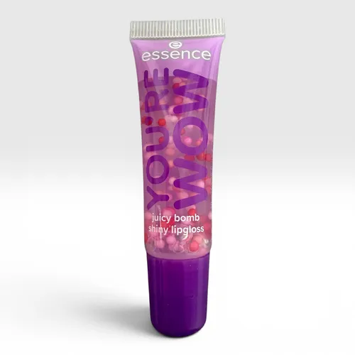 Essence Juicy Bomb Say It With Juicy You're WOW 04 Strawberry Splash Lipgloss - Veganer Lipgloss in leuchtendem Lila mit fruchtigem Erdbeergeschmack. Ideal für einen strahlenden Look und tägliche Anwendung. Inhalt: 10 ml, Verwendungsdauer: 6 Monate.