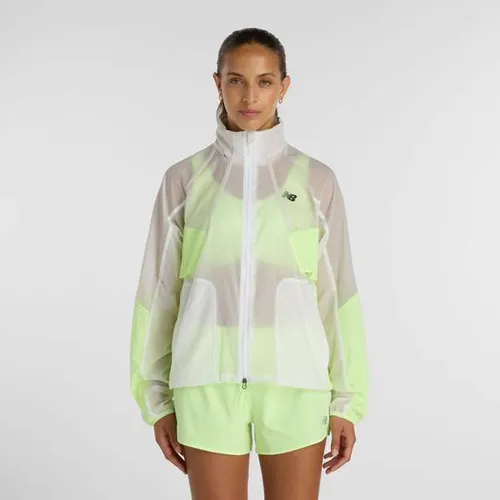 New Balance RC Jacket - Damen Laufjacke Gr M in Grün - Leichte und kompakte Laufjacke für Road- und Trailrunning. Mit 2-Wege Front-RV, Stretch und Kapuze. Hergestellt aus 100% recyceltem Polyamid mit DWR-Imprägnierung. Entdecken Sie weitere Angebote von New Balance bei Bergfreunde.de!
