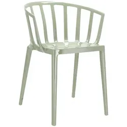 Kartell Venice Armlehnstuhl salbeigrün - Stuhl in salbeigrün, entworfen von Philippe Starck, aus robustem Polycarbonat, ideal für drinnen und draußen, vereint nostalgisches Design mit modernem Komfort.