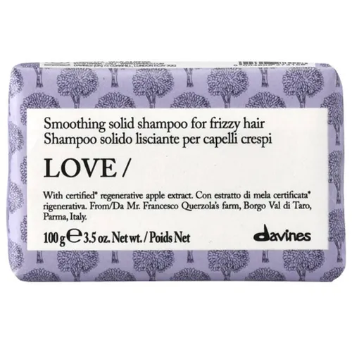 Davines Essential Haircare Love Shampoo Bar 100 g - Glättendes festes Shampoo für widerspenstiges Haar. Entwickelt beim Auftragen einen cremigen Schaum, der für Weichheit und Glanz sorgt. Ideal für die tägliche Pflege und einfach in der Anwendung.