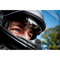 Tilsberk DVision 2-in-1 HUD - Head-Up Display für Motorradfahrer - Innovatives Head-Up Display für Motorradfahrer, das alle wichtigen Informationen direkt im Sichtfeld zeigt und die Sicherheit beim Fahren erhöht. Leicht, einfach zu montieren und mit 12 Stunden Akkulaufzeit.