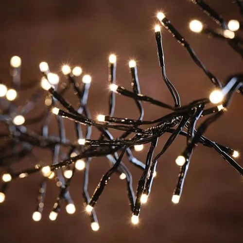 Lights4fun LED-Lichterkette Cluster 7 m 720 LED warmweiß - Stimmungsvolle 7 m lange Lichterkette mit 720 warmweißen LEDs auf schwarzem Kabel. Ideal für Innen- und Außenbereiche, schafft sofort Gemütlichkeit und Atmosphäre. Perfekt für festliche Anlässe oder den Alltag.