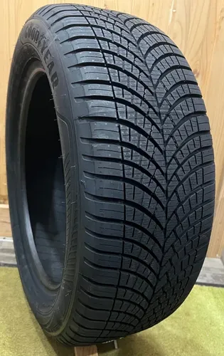Goodyear Vector 4 Seasons G3 SUV 235/65 R18 110 V - Premium Ganzjahresreifen für SUVs, bietet exzellenten Grip bei Schnee und Regen sowie minimiertes Aquaplaning-Risiko – ideal für alle Witterungsbedingungen.