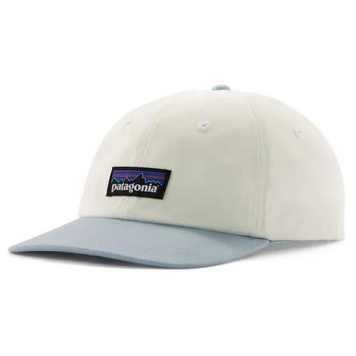 Patagonia P-6 Label Trad Cap Birch White w/Fleck Blue - Kappen aus Bio-Baumwolle mit flachem Schirm und 100% recyceltem Schirmkern aus Fischnetzen. Umweltfreundlich und stylisch, hergestellt in einem Fair Trade Certified-Betrieb.