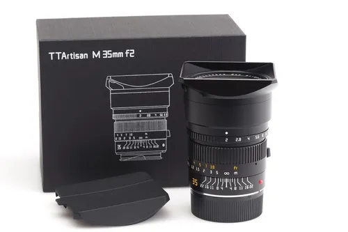 TTArtisan 2/35mm Black APO für Leitz Leica M - Objektiv mit 35mm Brennweite und f/2 Blende, ideal für brillante und detailreiche Aufnahmen. Perfekt für Fotografen, die höchste Ansprüche an die Bildqualität stellen.
