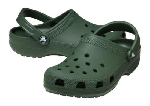 Crocs Classic Clog Sandale Dunkelgrün, Größe 42-43 - Bequeme Classic Clogs für Strand und Freizeit! Das ergonomische Fußbett aus Croslite-Material passt sich Ihrem Fuß an und sorgt für optimalen Tragekomfort. Lüftungslöcher bieten Atmungsaktivität und lassen Wasser abfließen.