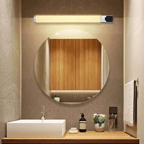 LED Spiegelleuchte 10W – Silber mit Steckdose - Moderne LED Spiegelleuchte mit Wandmontage und praktischer Steckdose. Ideal für das Badezimmer, bietet sie effiziente Beleuchtung bei nur 10W Energieverbrauch.