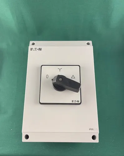 Eaton/Moeller Stern-Dreieck-Schalter T5B-4-8410/I4 - Smart Home Steuerung, robuster Stern-Dreieck-Schalter mit IP65 Schutzart für zuverlässigen Einsatz in anspruchsvollen Umgebungen.
