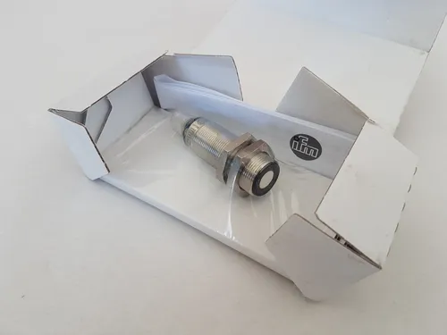 IFM electronic Reflextaster UGT504 – Hochwertiger Näherungssensor - Näherungssensoren, ideal für präzise Anwendungen, mit robustem Rundkörper und zuverlässiger Steckverbinder-Anschlussart aus Deutschland.