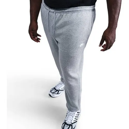 Nike Club Herren Jogginghose aus angerautem Fleece - Bequeme Nike Jogger für Herren aus weichem, angerautem Fleece. Elastischer Bund mit Kordelzug sorgt für individuelle Passform. Ideal für entspannte Tage und sportliche Aktivitäten.