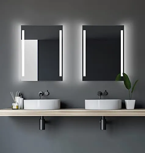 Badspiegel mit LED Beleuchtung 80x60 cm - Badezimmerspiegel in rechteckiger Form mit energieeffizienter LED-Beleuchtung für optimales Licht beim Schminken und Rasieren.