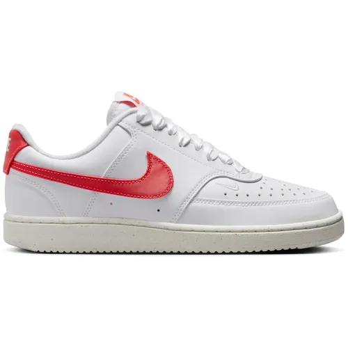 Nike Court Vision Next Nature Sneaker Damen - Weiß/Magic Ember, Größe 38 - Klassische Basketball-Sneaker im 80er Jahre Style mit Echtleder-Obermaterial, belüftenden Perforationen und gepolstertem Kragen für optimalen Tragekomfort.