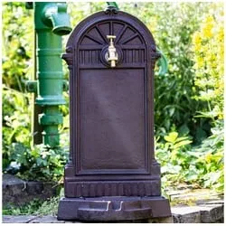 Antikas Wasserspeier Standbrunnen mit Wasserhahn - Gartenbrunnen aus robustem Eisen in antikem Braun, ideal für stilvolle Gartengestaltung und entspannende Wasserspiele.