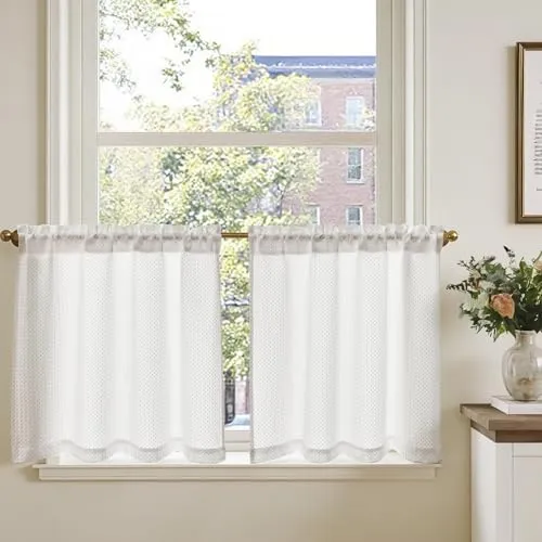 TOPICK Blickdicht Scheibengardinen Küche Weiß – 2er Set mit Tunnelzug und Waffelmuster - Küchengardinen im praktischen 2er Set: Diese kurzen Vorhänge (90x60 cm) bieten Sichtschutz und lassen sanftes Licht herein. Ideal für kleine Fenster in Küche oder Wohnmobil – einfach zu montieren und pflegeleicht.