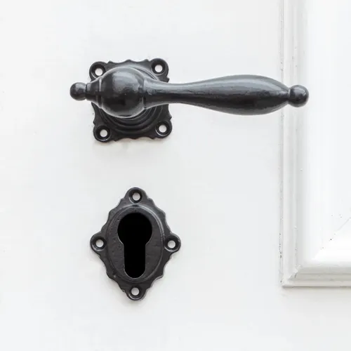 Drückergarnitur für Haustüren, rustikales Design | BB | Eisen schwarz - Hochwertige Drückergarnitur aus schwarzem Eisen mit rustikalem Design, ideal für Haustüren. Bietet nicht nur Funktionalität, sondern auch einen stilvollen Akzent für Ihr Zuhause.