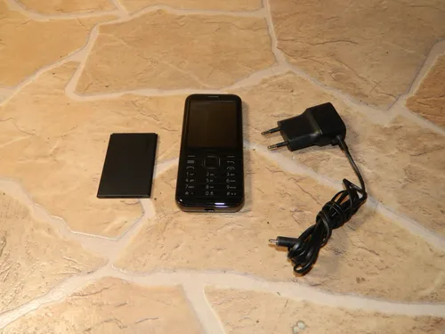 Nokia 8000 4G Dual-SIM Mobiltelefon - Simlockfreies Handy mit 4G Technologie, ideal für WhatsApp und Facebook. Bis zu 128 GB Speicher erweiterbar und lange Akkulaufzeit für stundenlangen Einsatz.