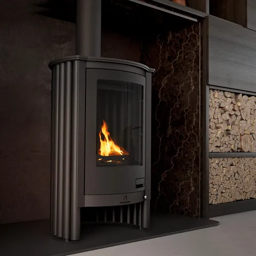 Warmluftofen Masterflamme Piccolo I Black - Schwarz - Kaminöfen für effiziente Wärmeverteilung, 7 kW Nennleistung und selbstschließende Tür mit Panoramascheibe bis 800°C. Ideal für Werkstatt, Atelier oder Wohnzimmer.