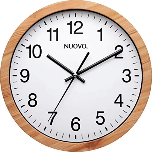 NUOVO 10 Zoll leise Wanduhr - Retro Holzdesign - Elegante 10 Zoll Wanduhr mit leisen Quarzwerken für präzise Zeitangabe. Ideal für Wohnzimmer, Schlafzimmer oder Büro. Das stilvolle Holzdesign passt perfekt in jede Einrichtung. Durchmesser: 26 cm, inklusive Haken.