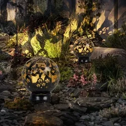 Solarleuchte Schmetterling Blumen Design, 2er Set - Metall Solarleuchten für den Außenbereich mit kunstvollem Schmetterlings- und Blumendesign, spritzwassergeschützt (IP44) und automatischer Dämmerungssensor für 6-8 Stunden Leuchtdauer.