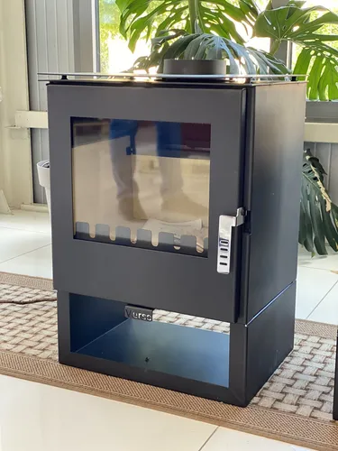 Modern Kaminofen Verso Rheia - EEK A+ 5 KW - Kaminofen für effiziente Wärme mit 80.2% Wirkungsgrad, ideal für Arbeitszimmer. Hergestellt in Bulgarien, überzeugt durch modernes Design und Holz-Betrieb.