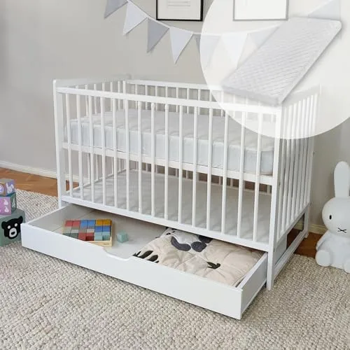 Kids Collective Babybett mit Matratze und Schublade - Hochwertiges Gitterbett 60x120 cm mit höhenverstellbarem Lattenrost und herausnehmbaren Sprossen. Inklusive atmungsaktiver Matratze und praktischer Schublade für mehr Ordnung im Kinderzimmer.