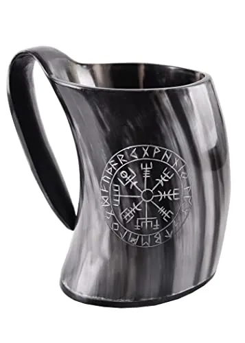 Battle-Merchant Wikinger Bierkrug aus Horn mit Vegvísir Motiv - Bierkrug aus Horn mit einzigartigem Vegvísir-Motiv, lebensmittelecht lackiert für unverfälschten Genuss. Ideal für Mittelalter-Events oder als Geschenk für Wikinger-Fans.