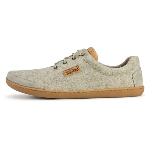 Doghammer Unisex Terrar Wool grau 45.0 – Barfußschuh mit Wolle - Der Doghammer Terrar Wool ist ein bequemer Barfußschuh aus Merinowolle, der für ein angenehmes Fußklima sorgt. Mit flexibler Naturkautschuksohle und breiter Zehenbox ist er ideal für Alltag und Reisen.