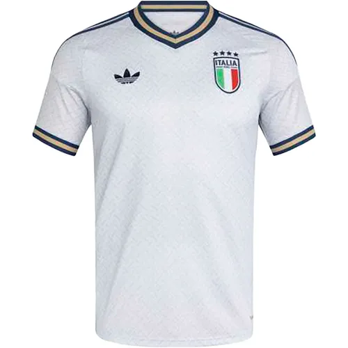 adidas FIGC ITALIEN AWAY Teamtrikot Herren – Größe L - Das italienische Auswärtstrikot für Herren mit aufgenähtem Verbandswappen. Ideal für Fans, bietet es ein stylisches Design inspiriert von den Anzügen des Teams und sorgt für einen hohen Tragekomfort.