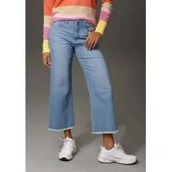 Aniston CASUAL 7/8-Jeans mit ausgefranstem Beinabschluss - Modische 7/8-Jeans in blau, figurbetont mit leicht ausgefranstem Beinabschluss für einen trendigen Look. Ideal für lässige Outfits.