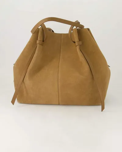 Marc O'Polo Schultertasche Sili Shopper Pure Camel - Moderne Schultertasche in hellbraun mit praktischem Innenfach für übersichtliche Aufbewahrung. Der verstellbare Schulterriemen sorgt für individuellen Tragekomfort und der sichere Reißverschluss schützt Ihre Wertsachen.