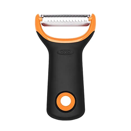 OXO Good Grips Schäler mit Julienne-Funktion - Der OXO Good Grips Schäler mit Julienne-Funktion ermöglicht müheloses Stifteln von Gemüse. Ergonomischer Y-Schäler mit scharfen Klingen aus rostfreiem Edelstahl für präzises Schälen und hohen Komfort. Spülmaschinenfest für einfache Reinigung.