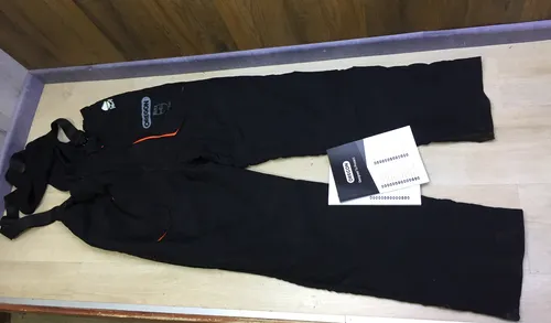 Oregon Schnittschutzhose Yukon, Latzhose XXL - Arbeits- & Schutzkleidung mit Schnittschutzklasse 1, ideal für sicheres Arbeiten bei Kettensäge-Einsatz, aus schnittfestem 5-Lagen-Material mit 2-Wege-Stretch.