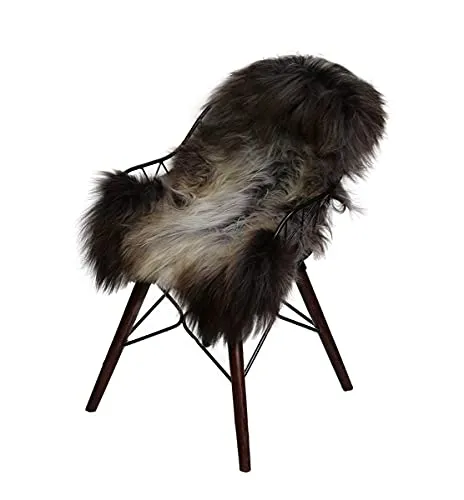 Hollert Lammfell Island gescheckt – Dekorativer Teppich in Langhaar Optik - Hochwertiges Island Lammfell in luxuriöser Langhaar Optik. Ideal als Läufer oder Teppich für eine behagliche Atmosphäre. Handverlesen und ökologisch gegerbt, bringt es natürlichen Charme in jeden Raum.