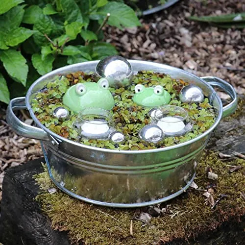 Miniteich mit Schwimmfrosch und Zinkwanne - Spring- & Zierbrunnen, freistehender Miniteich für drinnen und draußen, vintage Design mit wasserdichtem Materialmix für stilvolle Sommerakzente.