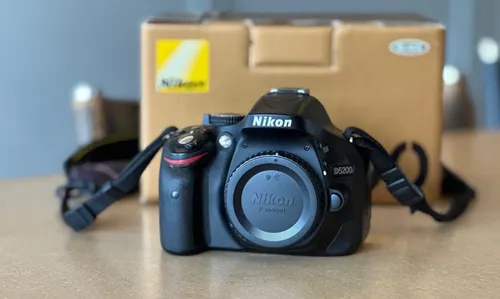 Nikon D5200 Gehäuse schwarz Kamera - Spiegelreflexkamera mit 24 Megapixeln, ideal für kreative Fotografie und beeindruckende Bildqualität in kompaktem Design.