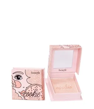 Benefit Cosmetics Cookie Powder Highlighter 8 g - Rouge mit Perlmuttschimmer für frische Wangen! Der superfeine, aufbaubare Cookie Highlighter sorgt für einen natürlichen Glow und kommt in nachhaltiger Verpackung.